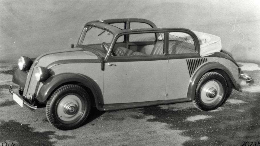 FrischluftvergnÃ¼gen inklusive: Mercedes-Benz 130 Cabrio-Limousine (Baureihe W 23, Bauzeit: 1934 bis 1936). Im Foto ein Fahrzeug nach der Modellpflege des Jahres 1935. 

Fresh air included: Mercedes-Benz 130 Convertible Saloon (W 23 series, production period: 1934 - 1936). Pictured here, a vehicle following the model refinement package of 1935.